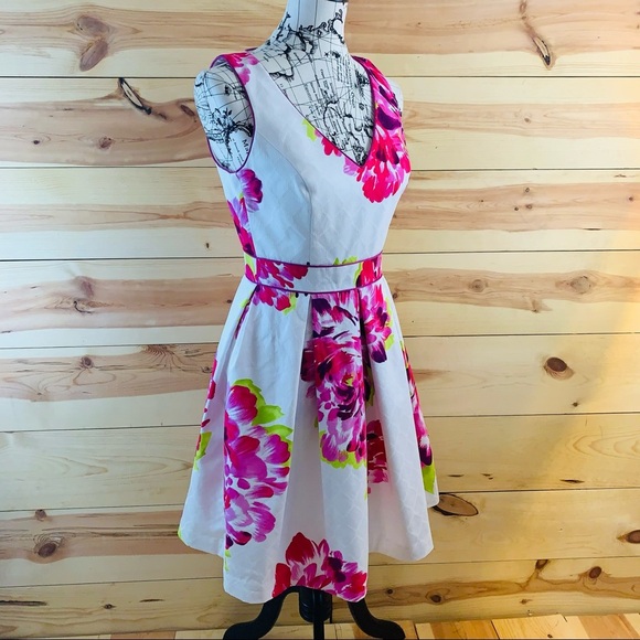 Trina Turk white floral fit & flare V neck dress 4 - Picture 2 of 13